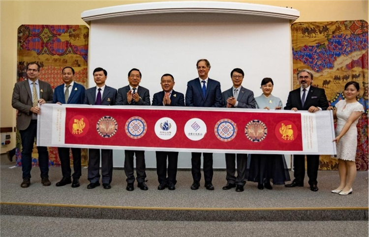 “絲路綺粲—中國絲綢藝術展”開幕式在匈牙利首都布達佩斯舉行。布達佩斯中國文化中心供圖