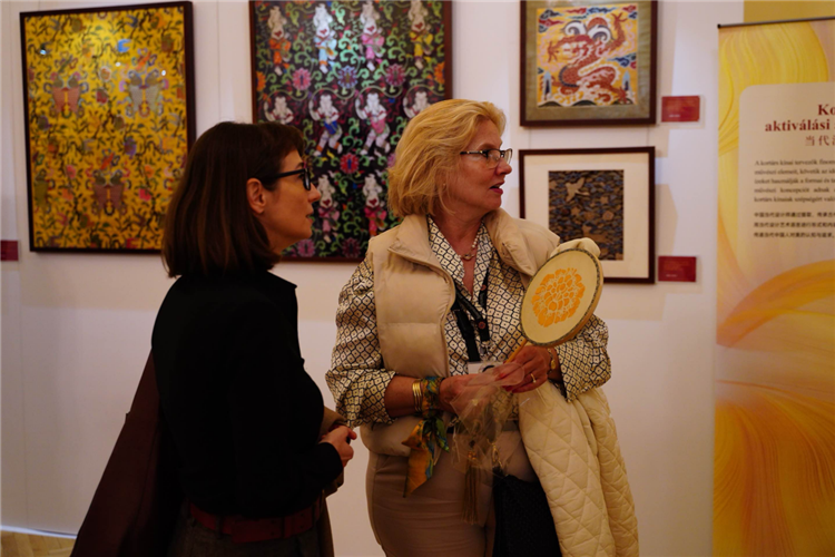 游客觀賞。布達佩斯中國文化中心供圖