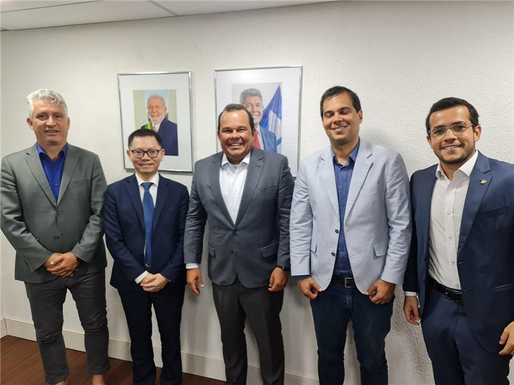 巴伊亞州副州長杰拉爾多·儒尼奧爾（中）與中國—巴伊亞州礦業(yè)委員會(huì)主要成員合影。巴西巴伊亞州“中國—巴伊亞州礦業(yè)委員會(huì)”供圖