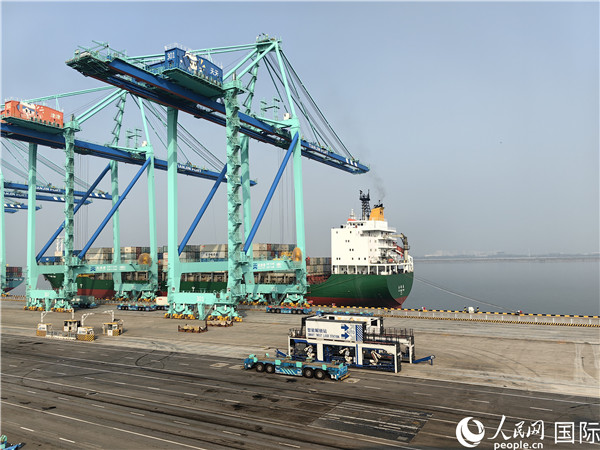 天津港北疆港區(qū)C段智能化集裝箱碼頭。人民網(wǎng)記者 符園園攝
