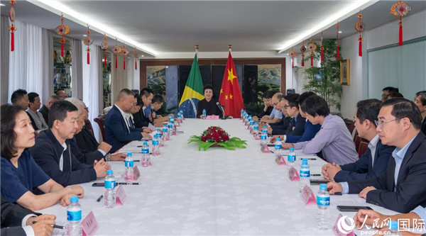 當(dāng)?shù)貢r(shí)間10月23日，國務(wù)院僑務(wù)辦公室主任陳旭（中）在巴西里約熱內(nèi)盧出席國務(wù)院僑辦代表團(tuán)與里約僑界座談會(huì)。  王天聰 攝