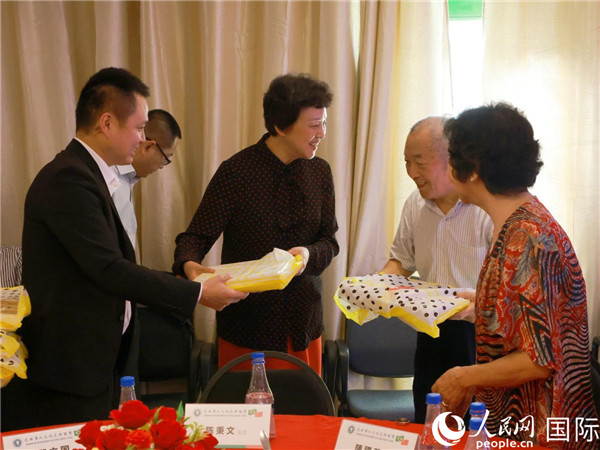 當(dāng)?shù)貢r(shí)間10月23日，國務(wù)院僑務(wù)辦公室主任陳旭（中）在巴西華人文化交流協(xié)會(huì)會(huì)館出席里約僑界舉辦的重陽節(jié)敬老聯(lián)歡活動(dòng)，并為里約僑界長者代表送上慰問品。  人民網(wǎng)記者 陳海琪攝