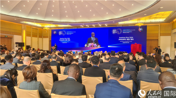 塞內(nèi)加爾駐華大使致辭。人民網(wǎng)記者 萬(wàn)宇攝