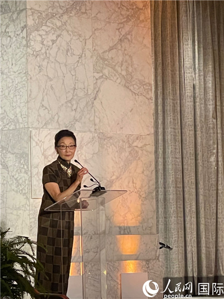 方李邦琴在頒獎(jiǎng)臺上。人民網(wǎng)記者 鄧圩攝