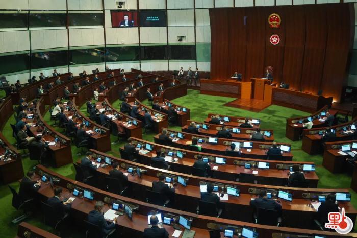 李家超在立法會(huì)宣讀新一份施政報(bào)告。圖片來(lái)源：香港“點(diǎn)新聞” 麥鈞杰 攝