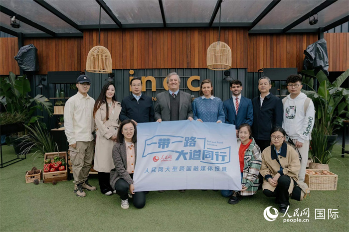 在烏拉圭第118屆普拉多牧農(nóng)業(yè)國際博覽會(huì)上，烏拉圭國家肉類協(xié)會(huì)主席與人民網(wǎng)記者合影。人民網(wǎng)記者 張若涵攝