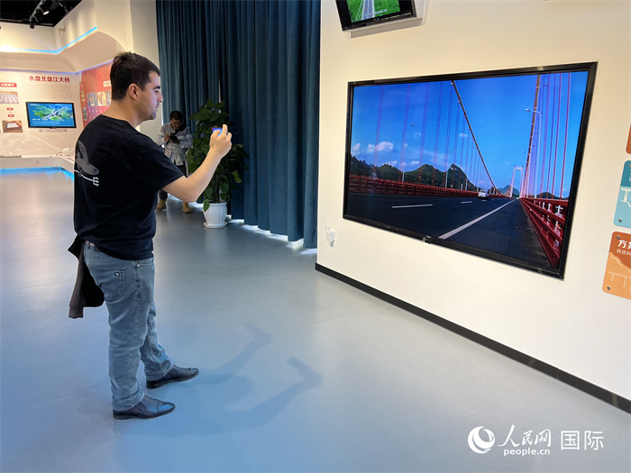 歐亞國家記者在橋梁博物館參觀。（人民網(wǎng) 花放攝）