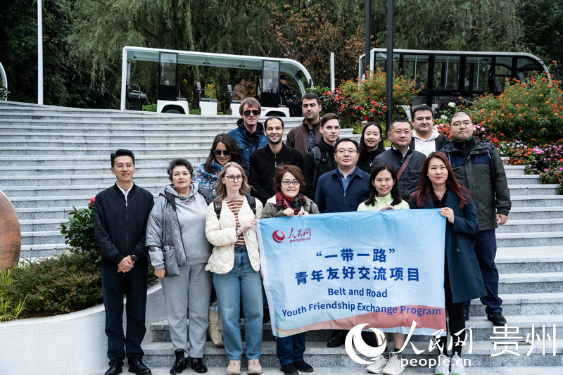 合影留念。人民網(wǎng) 陽茜攝