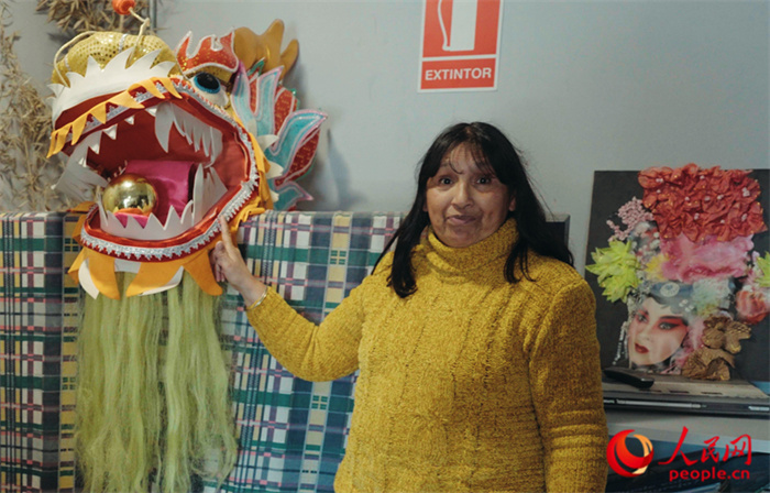 “熊貓閱覽室”一角。盧漢·梅洛為記者展示大使館贈送的龍頭。人民網記者 張若涵攝