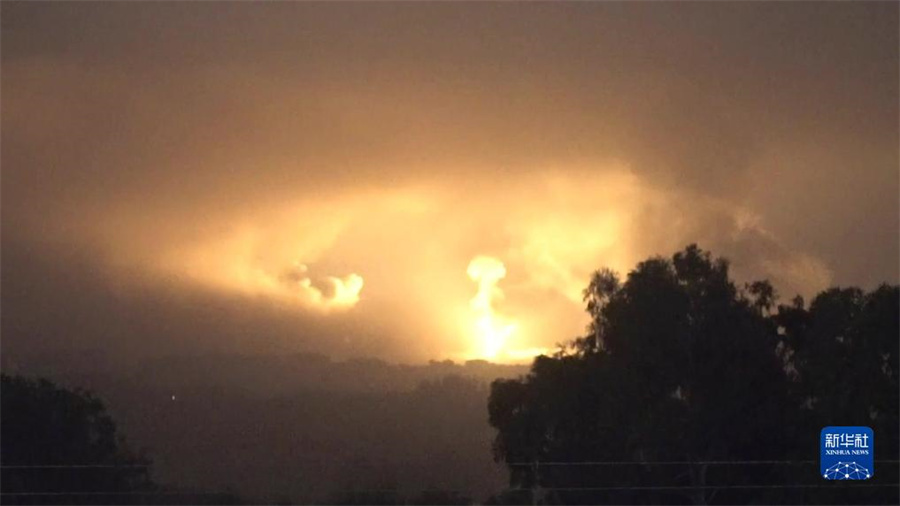 這張從以色列國(guó)防軍發(fā)布視頻中截取的圖片顯示，10月27日晚，以軍進(jìn)入加沙地帶開展地面行動(dòng)。新華社發(fā)