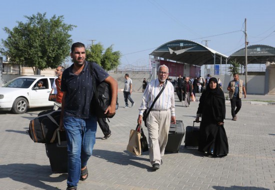   11月1日，人們?cè)诶诎都由骋粋?cè)準(zhǔn)備前往埃及。新華社發(fā)（哈立德·奧馬爾攝）