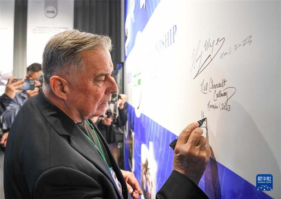 11月1日，美中航空遺產(chǎn)基金會(huì)主席格林在重慶史迪威博物館友誼墻上簽名。新華社記者 王全超 攝