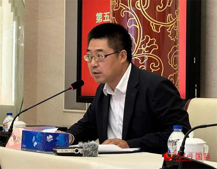 10月31日，歐美同學會副秘書長滕劍峰在第五屆中法文化論壇媒體吹風會上講話。（人民網(wǎng) 謝瑩攝）