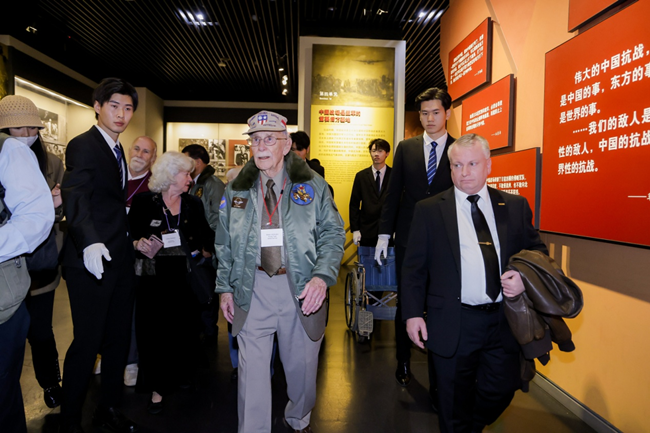 2023年10月30日，美國(guó)飛虎隊(duì)老兵梅爾·麥克馬倫一行參訪中國(guó)人民抗日戰(zhàn)爭(zhēng)紀(jì)念館。中國(guó)人民對(duì)外友好協(xié)會(huì)供圖