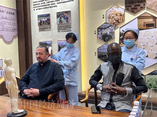   （外媒記者爭(zhēng)先恐后體驗(yàn)艾灸，直呼神奇。中國(guó)經(jīng)濟(jì)周刊記者 郭志強(qiáng) 攝）