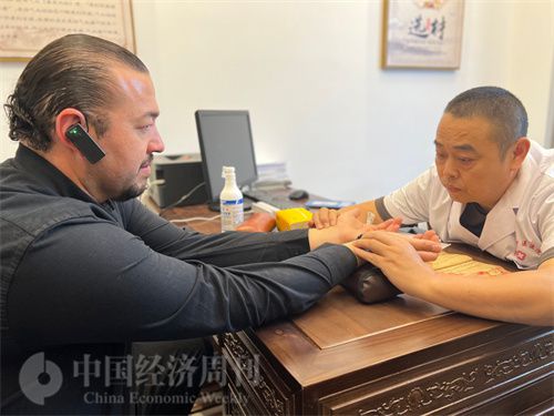   （外媒記者走進(jìn)中醫(yī)堂，問(wèn)診中醫(yī)名師。中國(guó)經(jīng)濟(jì)周刊記者 郭志強(qiáng)攝）