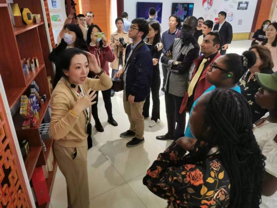 2023“一帶一路”媒體合作論壇聯(lián)合采訪團(tuán)參觀仁和863科技園產(chǎn)品展示區(qū)。（本報記者 黃超攝）