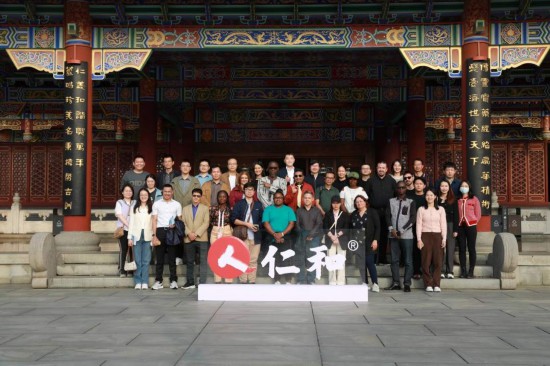 2023“一帶一路”媒體合作論壇聯(lián)合采訪團(tuán)參觀仁和集團(tuán)。（受訪者供圖）