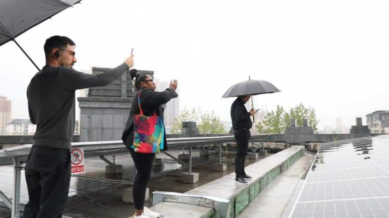   2023“一帶一路”媒體合作論壇聯(lián)合采訪團參觀國家電投江西公司分宜電廠光伏矩陣。（本報記者 周歡攝）