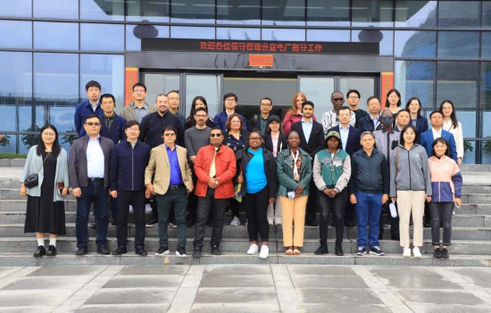   2023“一帶一路”媒體合作論壇聯(lián)合采訪團參觀國家電投江西公司新余市綜合智慧零碳電廠。（受訪者供圖）