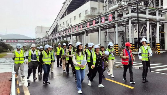   2023“一帶一路”媒體合作論壇聯(lián)合采訪團走進國家電投江西公司分宜電廠廠區(qū)。（本報記者 周歡攝）