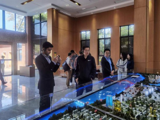 　　10月24日，2023“一帶一路”媒體合作論壇聯(lián)合采訪團(tuán)團(tuán)員在清水塘投資集團(tuán)招商服務(wù)中心參觀。本報(bào)記者 常雯宜攝