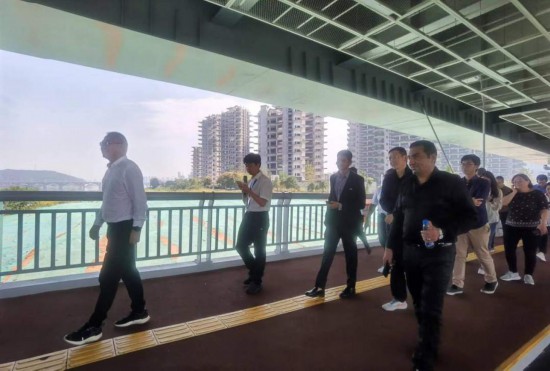 　　10月24日，2023“一帶一路”媒體合作論壇聯(lián)合采訪團(tuán)團(tuán)員走在清水塘大橋景觀通道上。本報(bào)記者 常雯宜攝