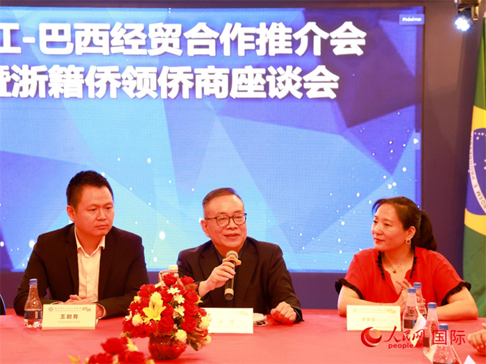 浙江海外聯(lián)誼會常務(wù)副會長徐旭（中）和與會僑領(lǐng)僑商座談。人民網(wǎng)記者 陳海琪攝