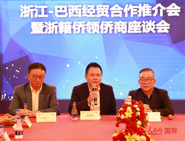 中國駐里約代總領(lǐng)事王尉育（中）在活動中致辭。人民網(wǎng)記者 陳海琪攝