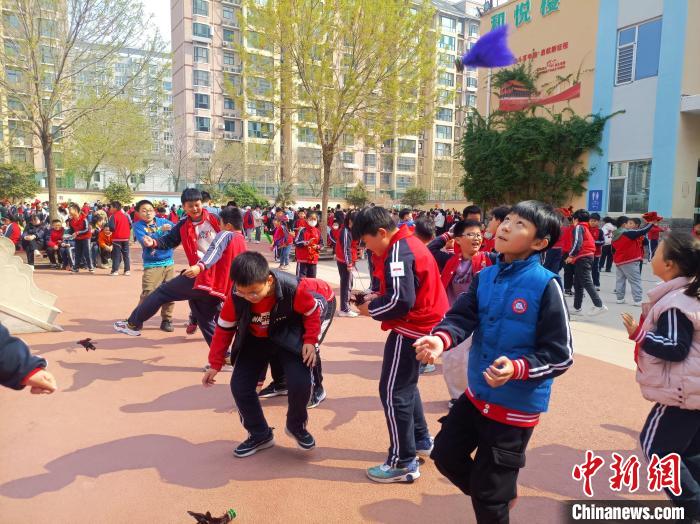 資料圖：小學(xué)生在大課間踢毽子。黃建 攝