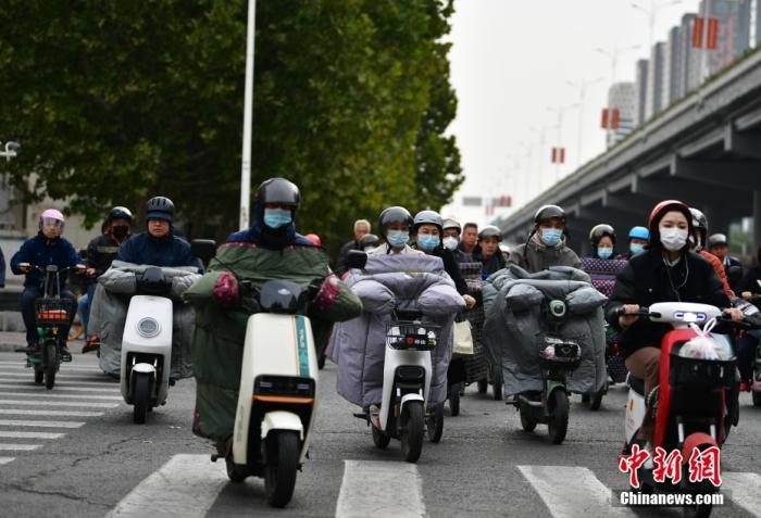 11月3日，河北石家莊迎降溫天氣，市民“捂”裝出行。 <a target='_blank' href='/'><p  align=