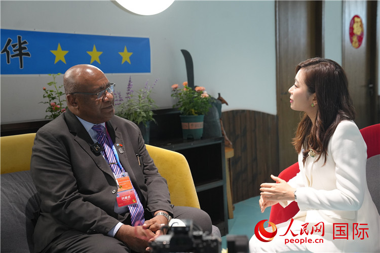 斐濟(jì)副總理兼貿(mào)易部長卡米卡米加接受人民網(wǎng)記者專訪。人民網(wǎng)記者 吳超嵐攝