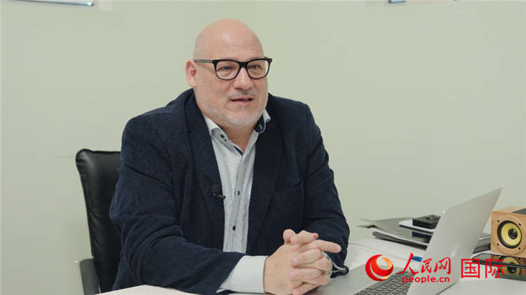 烏拉圭《共和國報》總編輯胡安·布蘭卡接受人民網(wǎng)專訪。人民網(wǎng)記者 張若涵攝