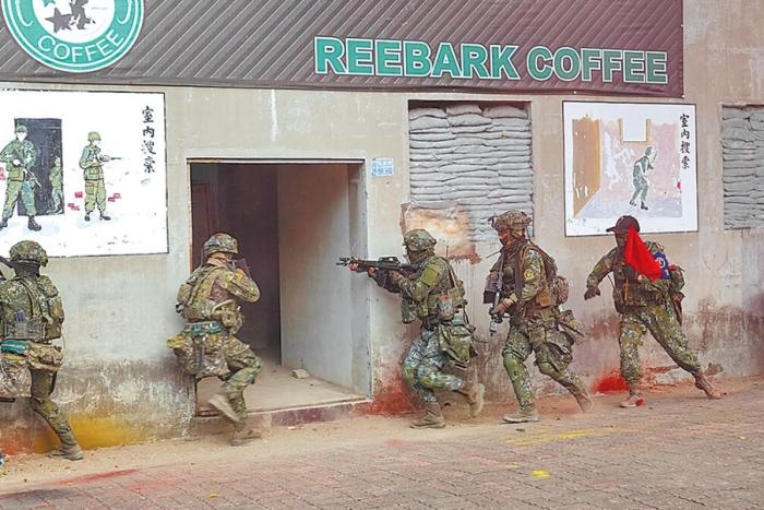 圖為2022年臺陸軍步訓(xùn)部學(xué)員模擬城鎮(zhèn)戰(zhàn)。圖片來源：臺灣《中國時報》。