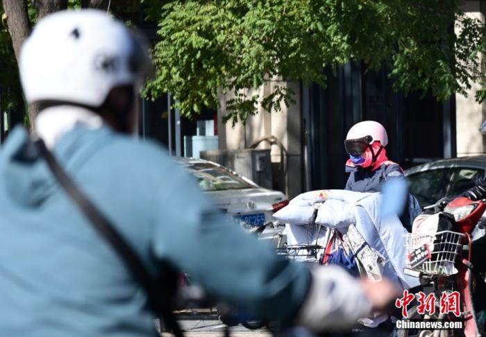 石家莊街頭，市民紛紛穿上厚厚的外套“捂”裝前行。 <a target='_blank' href='/'><p  align=