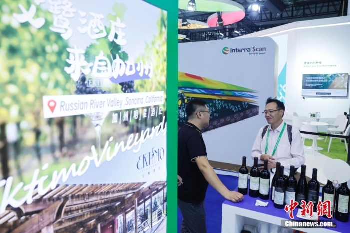 11月6日，參觀者與展臺工作人員交流。當(dāng)日，第六屆中國國際進口博覽會在國家會展中心(上海)舉行。據(jù)上海美國商會官網(wǎng)消息，為進一步加強中美經(jīng)貿(mào)聯(lián)系，上海美國商會與美國農(nóng)業(yè)部合作參展2023年第六屆中國國際進口博覽會。今年是美國政府首次設(shè)立官方展館。<a target='_blank' href='/'><p  align=