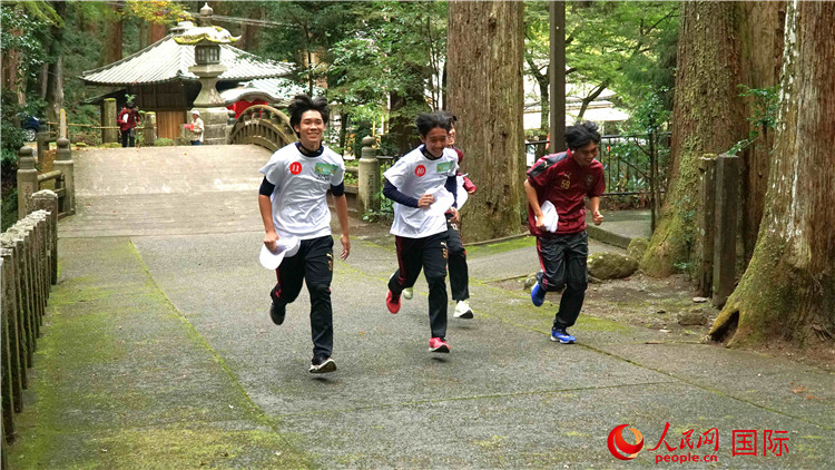 中日青少年在百年古剎里奔跑，揮灑青春的汗水。人民網(wǎng) 蔣曉辰攝