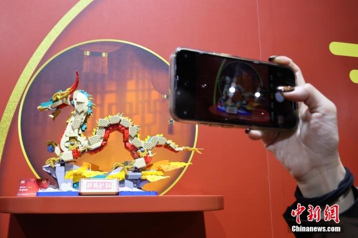 第六屆中國國際進口博覽會舉行，消費品展區(qū)展出以生肖龍為題材的中國元素產(chǎn)品。<a target='_blank' href='/'><p  align=