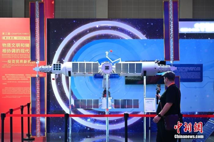 11月5日，觀眾在進博會中國館參觀拍攝中國空間站模型。<a target='_blank' href='/'><p  align=