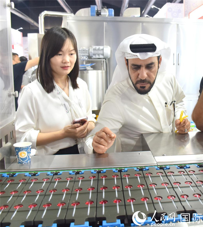 阿方展商在查看中企產(chǎn)品。人民網(wǎng)塔里克·易卜拉欣攝