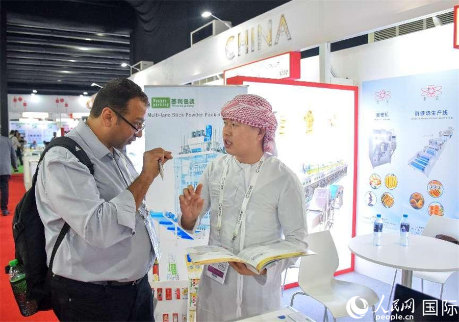 中外展商交流。 人民網(wǎng)塔里克·易卜拉欣攝