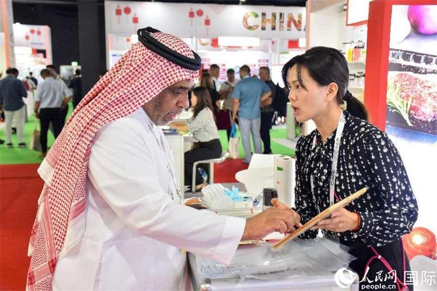 參展商交流。人民網(wǎng)塔里克·易卜拉欣攝