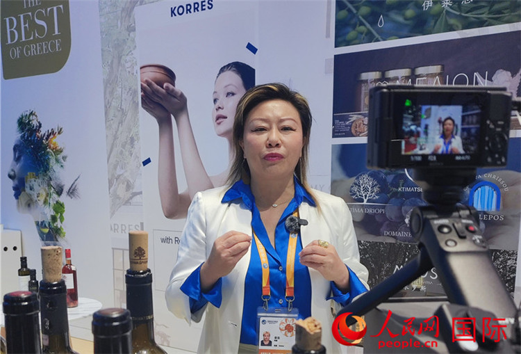 希華集團(tuán)聯(lián)合創(chuàng)始人兼總裁索菲亞女士接受采訪。人民網(wǎng) 殷韜攝