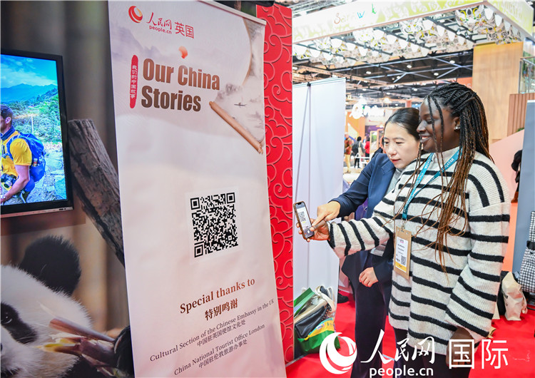 觀眾掃碼《我們的中國(guó)故事》系列視頻。人民網(wǎng) 郭錦標(biāo)攝