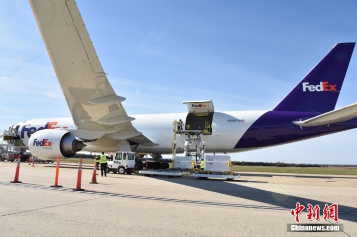 當(dāng)?shù)貢r間11月8日，美國華盛頓史密森學(xué)會國家動物園的大熊貓“美香”“添添”和它們的幼崽“小奇跡”乘坐的專機(jī)從華盛頓杜勒斯國際機(jī)場起飛前往中國成都。圖為裝有大熊貓的特制“旅行箱”正在運(yùn)上專機(jī)。<a target='_blank' href='/'><p  align=