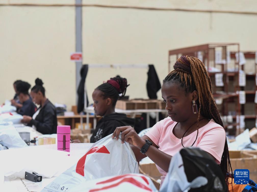 11月10日，在肯尼亞姆洛隆戈，Kilimall員工在倉庫內(nèi)包裝商品。新華社記者 李亞輝 攝