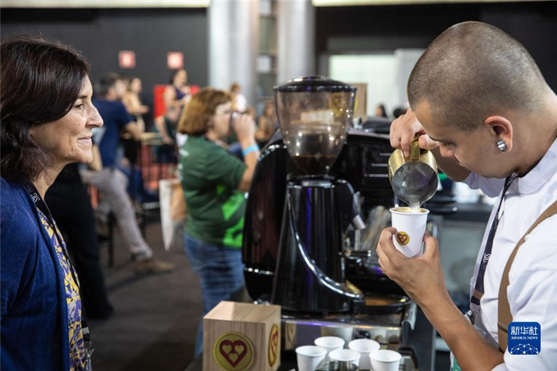 11月9日，咖啡師在巴西貝洛奧里藏特舉行的咖啡周上為參觀者制作咖啡。新華社記者 王天聰 攝