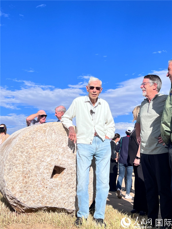 103歲的飛虎隊老兵哈里·莫耶在云南昆明呈貢機場舊址的石碾前留影。人民網 趙瞳攝