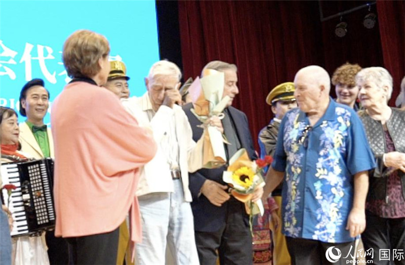 哈里·莫耶和代表團其他成員訪問昆明外國語學校，觀看講述飛虎隊開辟駝峰航線故事的音樂劇《翠堤長虹》，并與學校師生合唱《友誼地久天長》。人民網 趙瞳攝