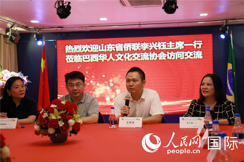 中國駐里約熱內(nèi)盧副總領(lǐng)事王尉育（右二）發(fā)表致辭。人民網(wǎng)記者宋亦然攝